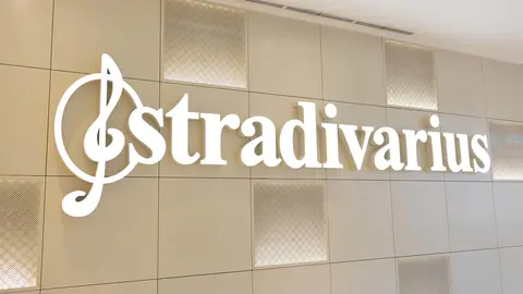 Logotipo de la tienda Stradivarius en centro comercial