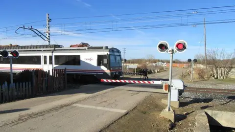 Un tren circula por un paso a nivel