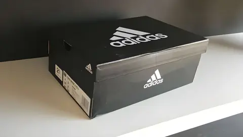 Caja de zapatillas de Adidas  
