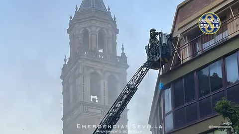 Un cami&oacute;n de bomberos en plena calle Mar&iacute;a Coronel de Sevilla