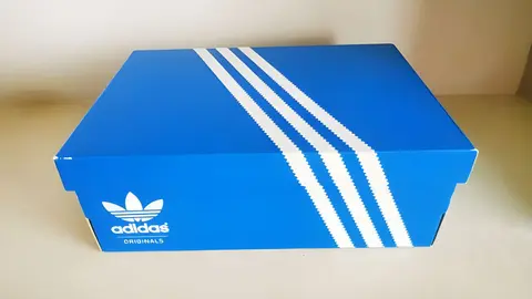Caja de calzado de la firma Adidas 