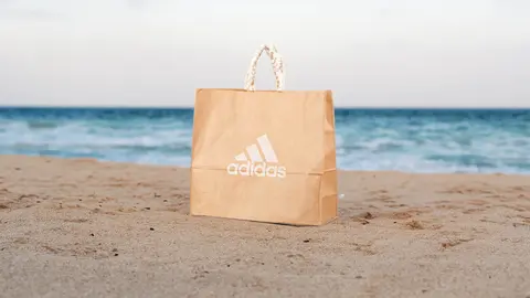 Bolsa de Adidas sobre la arena de una playa