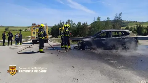 Bomberos sofocando el incendio de un coche en Jerez