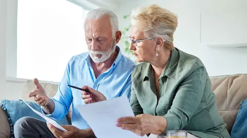 Una pareja de pensionistas preocupados por el estado de su pensi&oacute;n de la Seguridad Social