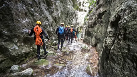 Un grupo de personas haciendo barranquismo