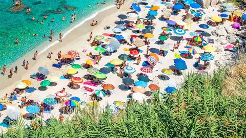 Playa repleta de sombrillas y ba&ntilde;istas