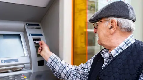 Un pensionista de la Seguridad Social comprueba si ha cobrado su pensi&oacute;n