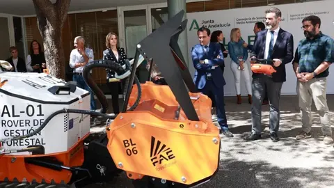 Una de las m&aacute;quinas desbrozadoras adquiridas por la Junta