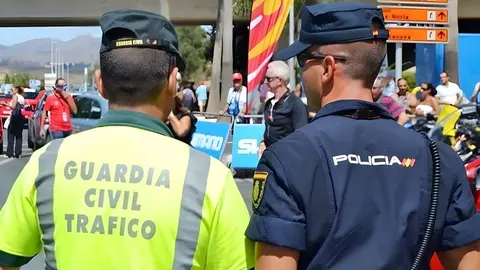 Un Guardia Civil junto a un Polic&iacute;a Nacional