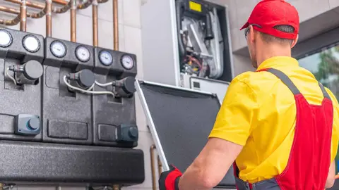 Un trabajador realizando una inspecci&oacute;n de gas