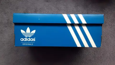 Caja de zapatillas Adidas