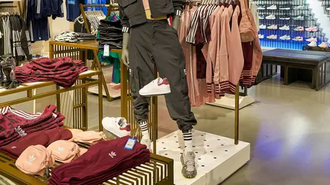 Interior de tienda ADIDAS