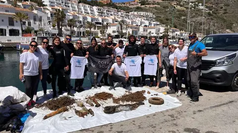 Buzos voluntarios retiran 52 kilos de basuras marinas en la granadina Punta de la Mona