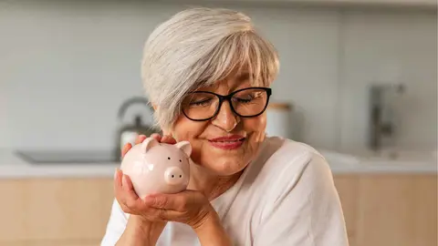 Una pensionista contenta por la nueva paga extra de la Seguridad Social