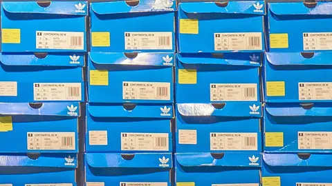 Cajas de zapatillas de la firma Adidas