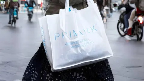 Mujer camina con bolsa de Primark