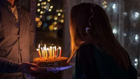 Una chica sopla las velas en una fiesta de cumplea&ntilde;os