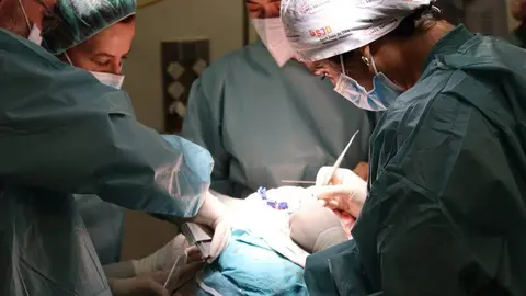 Sanitarios operando en un quir&oacute;fano de Andaluc&iacute;a