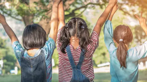 Ni&ntilde;as de espaldas