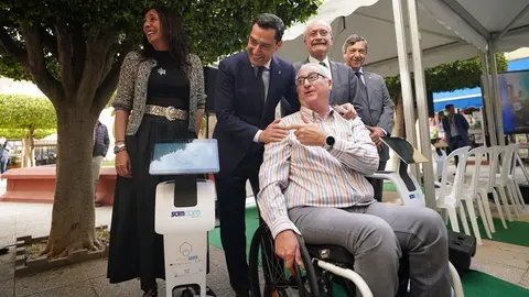 Juanma Moreno, junto a F&eacute;lix durante su visita a M&aacute;laga (3)