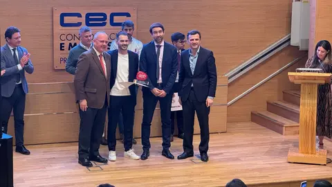 Numerosas personalidades se han dado cita en la entrega de premios de la AJE | Rafa Dom&iacute;nguez para ElMIRA