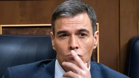 Pedro S&aacute;nchez, pensativo en el Congreso