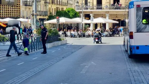 Un autob&uacute;s se lleva por delante la valla de seguridad de la Plaza Esteve | Cristo Garc&iacute;a