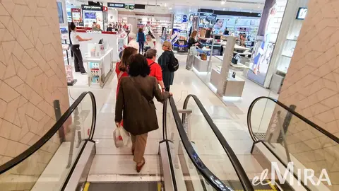 La blusa primaveral de Green Coast de El Corte Ingl&eacute;s es el &uacute;ltimo art&iacute;culo en tendencia en redes sociales