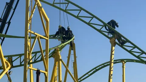 Montaje de los cacharritos en la Feria de Jerez | Cristo Garc&iacute;a