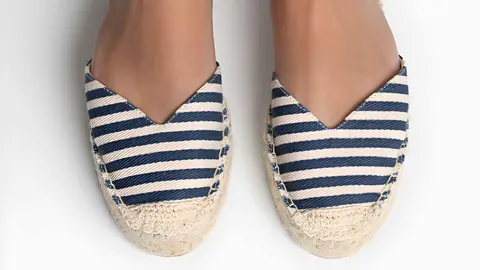 Alpargatas atadas con estampado de rayas de Stradivarius