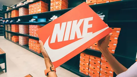 Clienta muestra caja de zapatillas NIKE