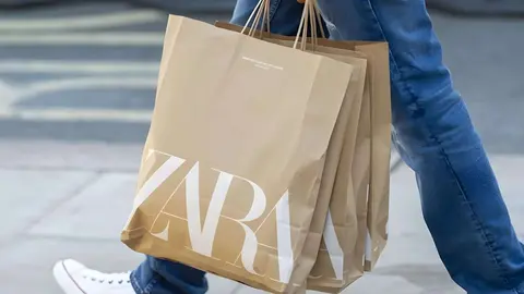 Dise&ntilde;os satinados como el de este pantal&oacute;n de Zara, seguir&aacute;n siendo tendencia este 2024