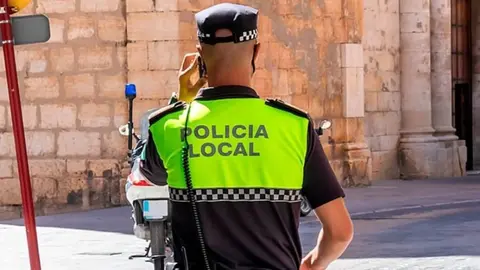Imagen de un polic&iacute;a local