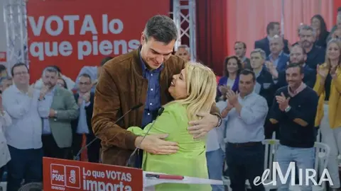 Pedro S&aacute;nchez y Mamen S&aacute;nchez se abrazan