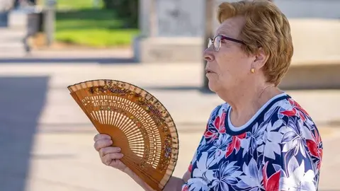 Una persona se abanica en plena calle