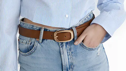 Cintur&oacute;n de hebilla ovalada de Stradivarius