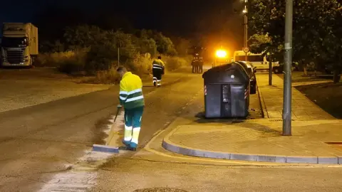 Operarios de la limpieza quitando la mancha de aceite | El MIRA