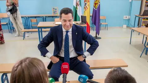 Juanma Moreno, durante una visita a un centro educativo