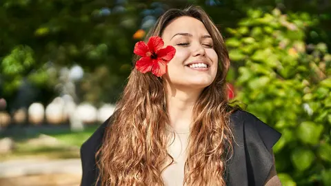 Mujer espa&ntilde;ola sonr&iacute;e en el parque