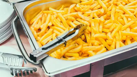 Bandeja de patatas fritas listas para servir