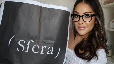 Clienta muestra su bolsa de Sfera