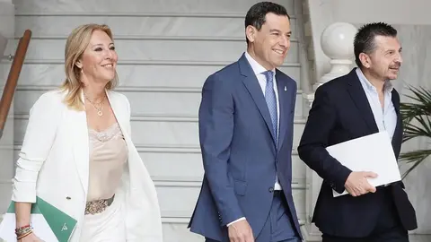 Juanma Moreno, junto a la consejera Carolina Espa&ntilde;a y el portavoz del PP Toni Mart&iacute;n