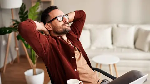 Un futuro pensionista revisa el estado de su pensi&oacute;n de la Seguridad Social