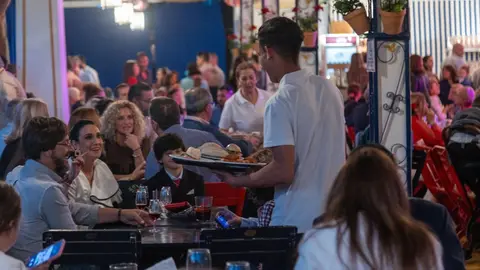 Un camarero en la Feria del Caballo de Jerez | Cristo Garc&iacute;a
