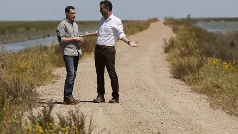 Ram&oacute;n Fern&aacute;ndez-Pacheco, junto a Juanma Moreno