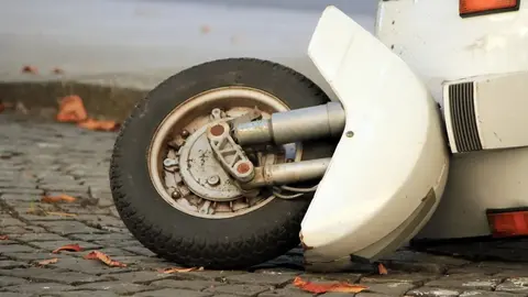 Rueda de una moto tras un accidente