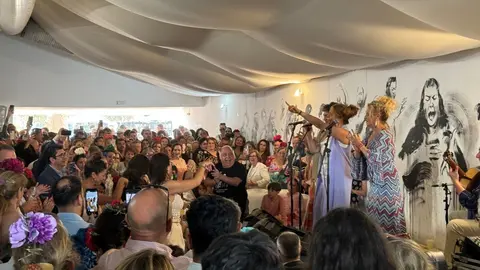 Actuaci&oacute;n en directo en la Pe&ntilde;a Flamenca Buena Gente en la Feria del Caballo de Jerez