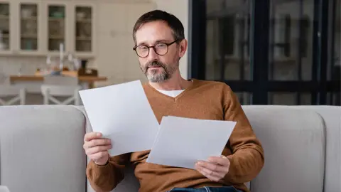 Un pensionista revisa el estado de su pensi&oacute;n de la Seguridad Social