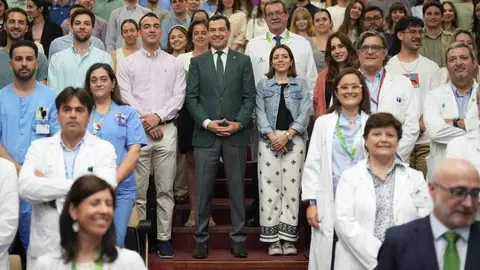 Juanma Moreno, con los nuevos residentes del Hospital Virgen del Roc&iacute;o (1)