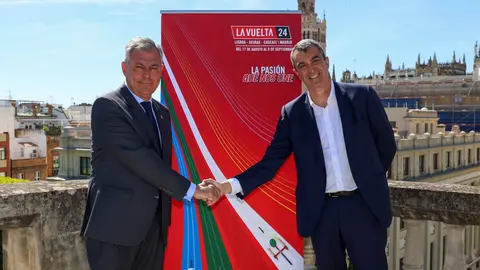 Jos&eacute; Luis Sanz junto al director de la Vuelta Ciclista a Espa&ntilde;a, Javier Guill&eacute;n